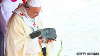 Papa Francisco sostiene en sus manos la caja de madera con fragmentos óseos que podrían ser de San Pedro