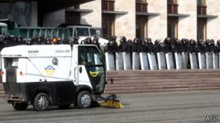 Policía rodea el Parlamento de Donetsk.