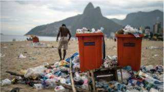 Playa de Ipanema con basura y el morro de los Dois Irmaos al fondo