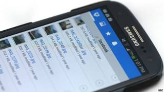 Mídia social sendo usada em aparelho celular. Foto: BBC