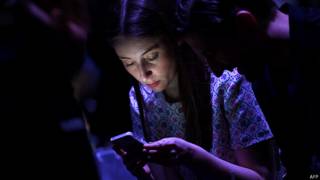 Mujer revisa su teléfono