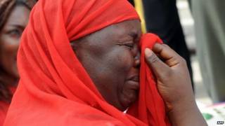 Mujer llora en Nigeria