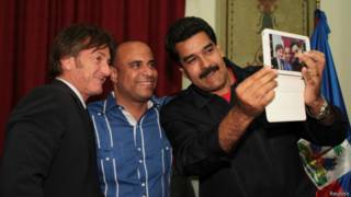 Maduro se hace una selfie con una surtab