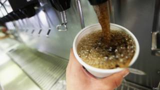 Una persona se sirve un vaso de Coca-Cola de una máquina. 140821122810_coca_cola_624x351_getty.jpg