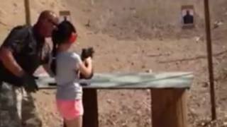 Il est commun de donner des cours de tirs aux enfants dans l'Arizona.