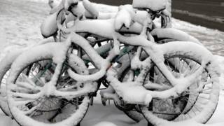 151012185132_bicycles_snow_624x351_getty