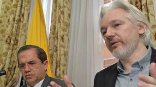 151015010517_assange_con_ricardo_patinho