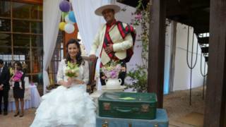 Melanie Meyer y Daniel Herrera 151018221440_chile_minero_boda_1_624x351