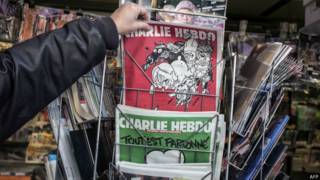 Номер Charlie Hebdo на газетном стенде 
