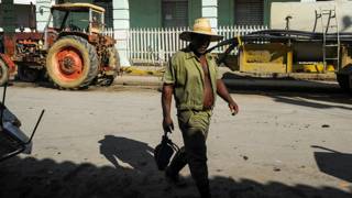Un agricultor en una calle de Cuba