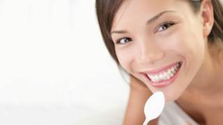 Mujer con yogurt 160221181655_yogurt_vainilla_624x351_thi