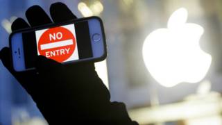 iPhone con señal de protesta contra el pedido de desbloqueo del FBI