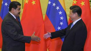 El presidente de Venezuela, Nicolás Maduro, y el de China, Xi Jinping, en una visita en 2015, en busca de financiamiento.