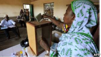 Une électrice comorienne pose son bulletin dans l’urne (photo d’archives)