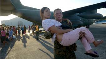 Lính thủy đánh bộ Hoa Kỳ bế một phụ nữ bị thương ở Tacloban