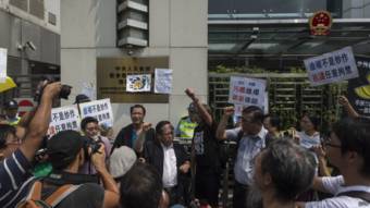 香港支聯會何俊仁及立法會議員「長毛」在中聯辦門前示威