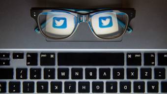 Gafas con el símbolo de Twitter y teclado