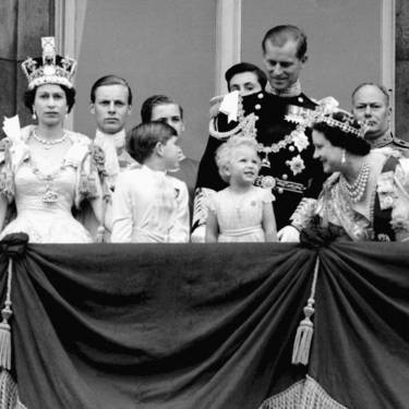 Королева Елизавета II, принц Чарльз, принцесса Анна, герцог Эдинбургский, королева-мать и герцог Глостерский на балконе Букингемского дворца смотрят воздушный парад Королевских вооруженных сил после коронации