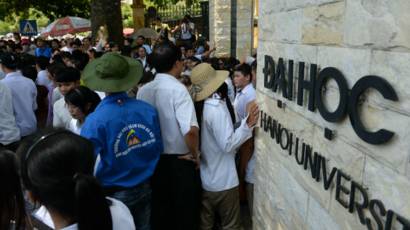 Sinh viên trước cổng ĐHQG Hà Nội