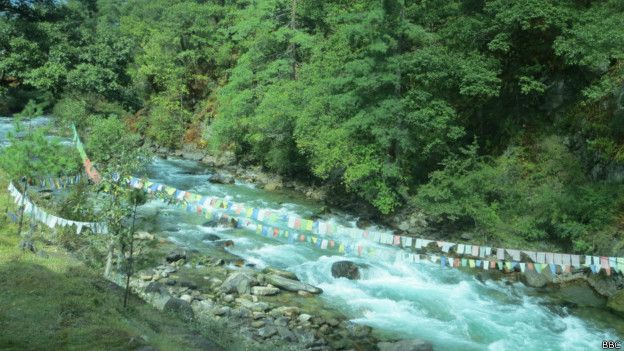 http://ichef-1.bbci.co.uk/news/ws/624/amz/worldservice/live/assets/images/2013/10/21/131021170558_bhutan_power_electricity_river_1_624x351_bbc.jpg