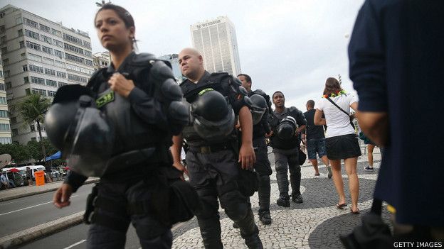 Policiais em foto de 2014 no Rio