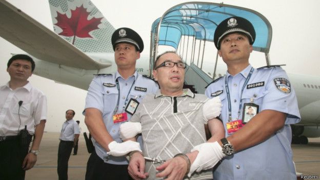 賴昌星是較早被追逃行動追回的中國嫌疑犯，他曾因轟動一時的廈門遠華案逃離中國，2011年，賴昌星回到中國並接受了審判。