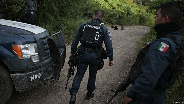 policías revisan bosques en los alrededores de Iguala