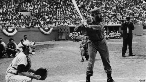 Fidel Castro jugando beisbol en una foto de los años 60