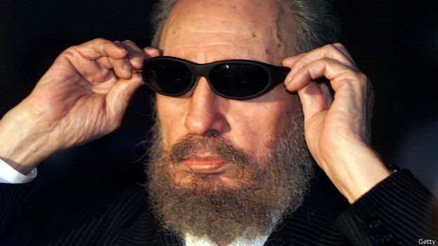 Fidel Castro se prueba unos lentes oscuros en 1999