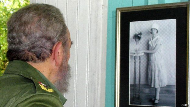 Fidel Castro frente a una foto de su madre, en una gráfica de 2003