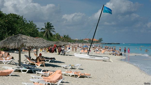 Turistas en una playa de Varadero, en Cuba, 2008
