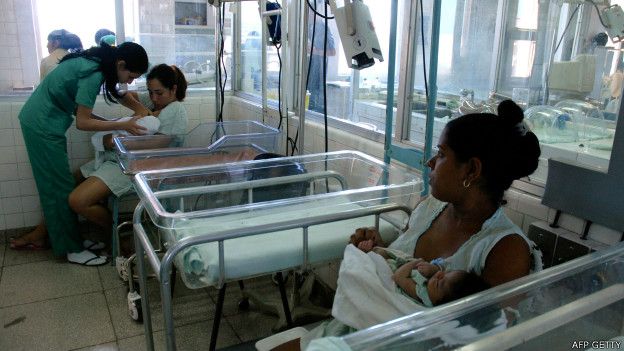 Enfermeras atienden a bebés prematuros en hospital cubano en 2010