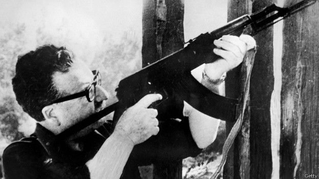 Salvador Allende con el rifle que le regaló Fidel Castro en 1971