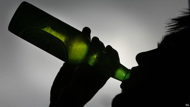 La OMS recomienda a los gobiernos medidas como subir los precios del alcohol y restringir horarios de venta.