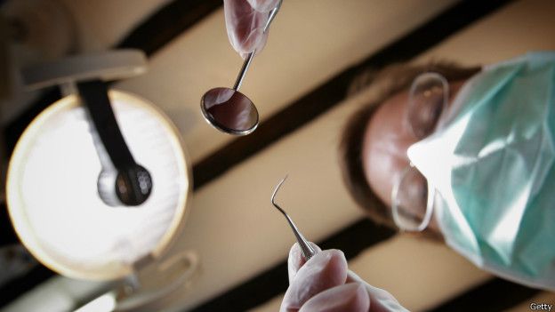 Dentista con instrumentos