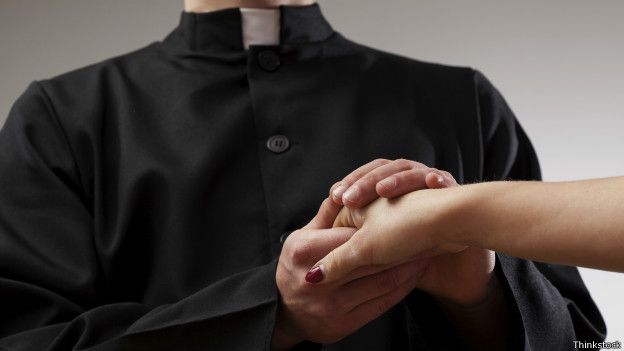 Padre dando mão à moça