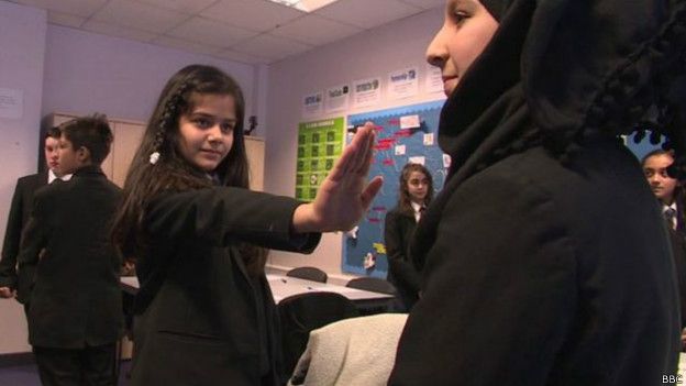 Aula sobre consentimento sexual na Grã-Bretanha | Foto: BBC