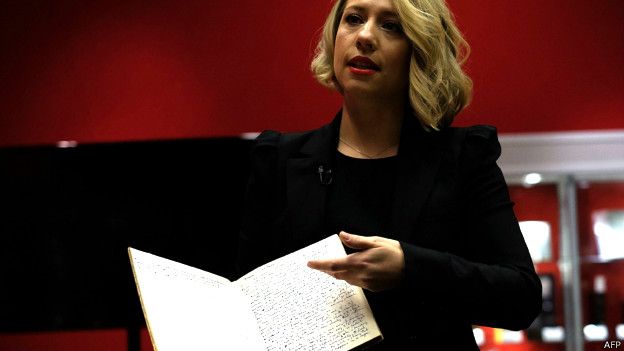 Una funcionaria de Bonhams muestra el manuscrito