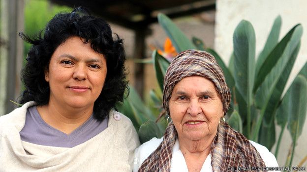 Berta Cáceres junto a su madre doña Berta en La Esperanza, Intibucá, Honduras