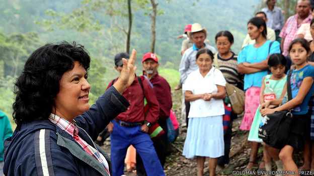 Berta Cáceres en una comunidad lenca