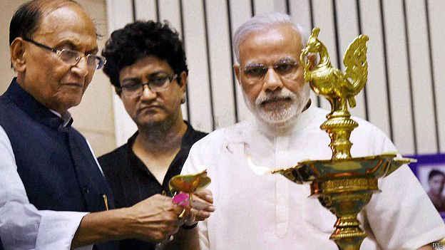 नरेंद्र मोदी के साथ सीपी ठाकुर 