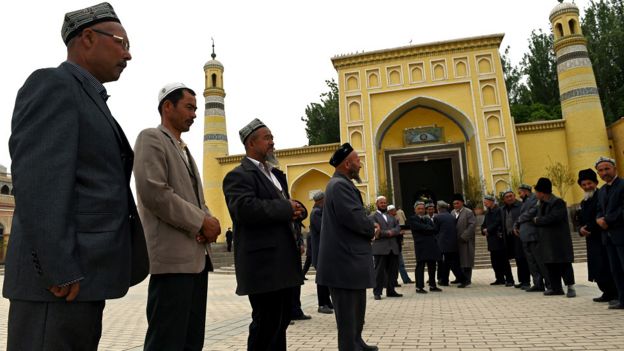 新疆喀什艾提尕尔清真寺外准备参与礼拜的维吾尔人（19/4/2015）