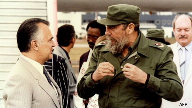 Fidel Castro conversa con el presidente de México, Miguel de la Madrid, en 1988