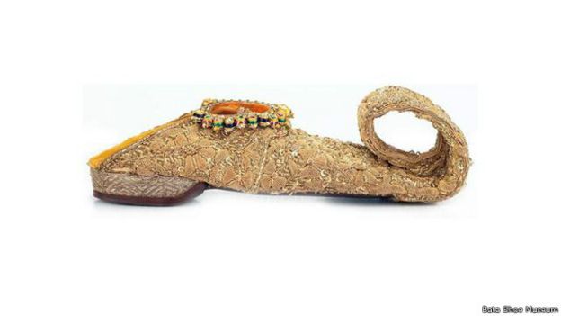 Foto Mojari Emas (1790-1820) disimpan di Bata Shoe Museum