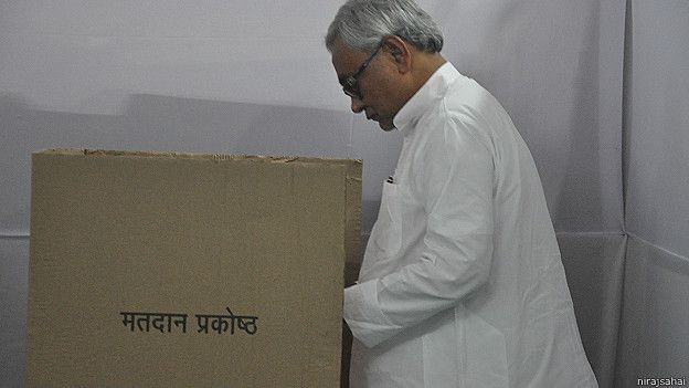 विधान परिषद चुनाव के लिए मतदान करते नीतीश कुमार.