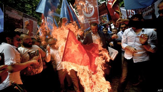 土耳其声援维族人示威者在伊斯坦布尔中国总领馆外焚烧中国国旗（5/7/2015）