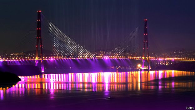 Puente a la isla Russkiy