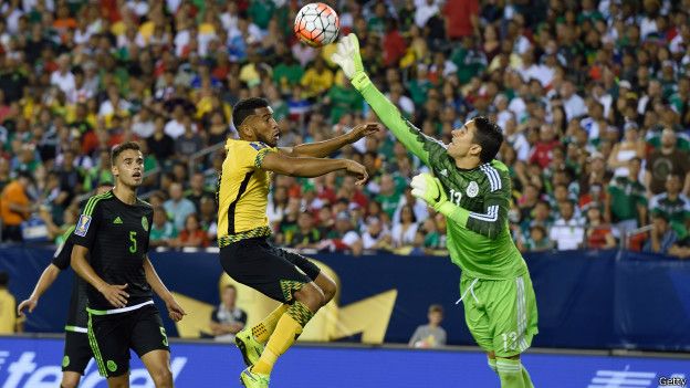 El portero mexicano se interpone entre el jugador jamaiquino y la portería