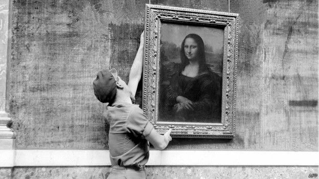 Сотрудник Лувра вешает картину Леонардо Да Винчи