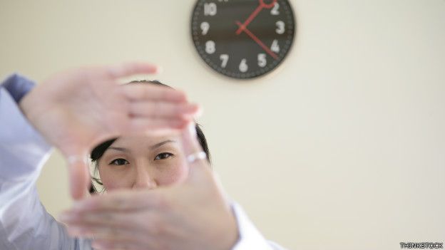 Una persona con un reloj de fondo